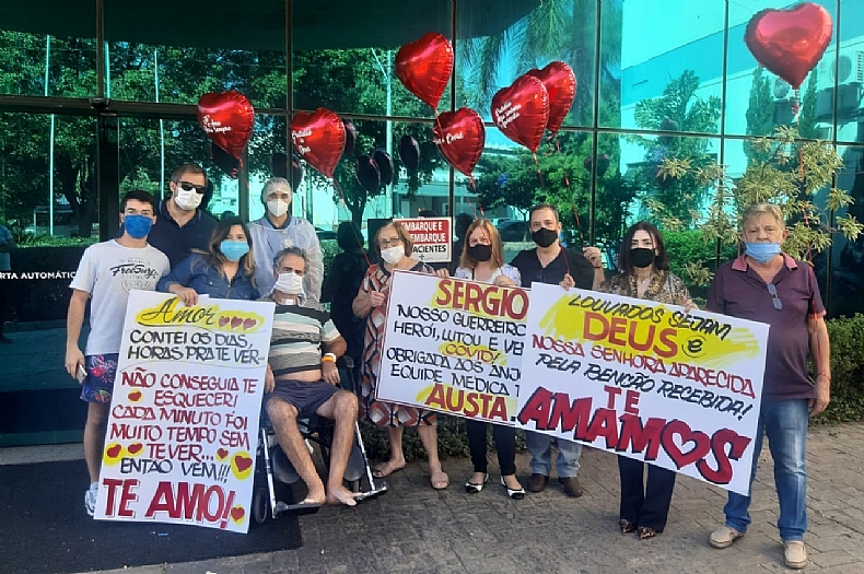 Família surpreende empresário que venceu covid com festa à saída do Austa Hospital