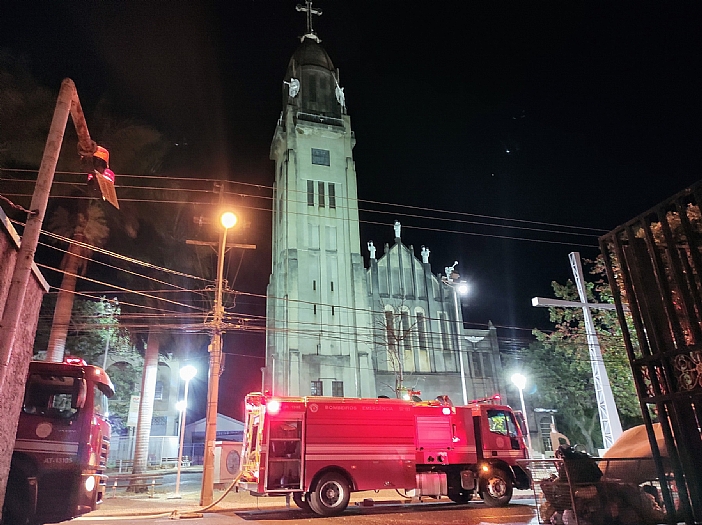 Incêndio atinge torre da igreja Basílica em Rio Preto