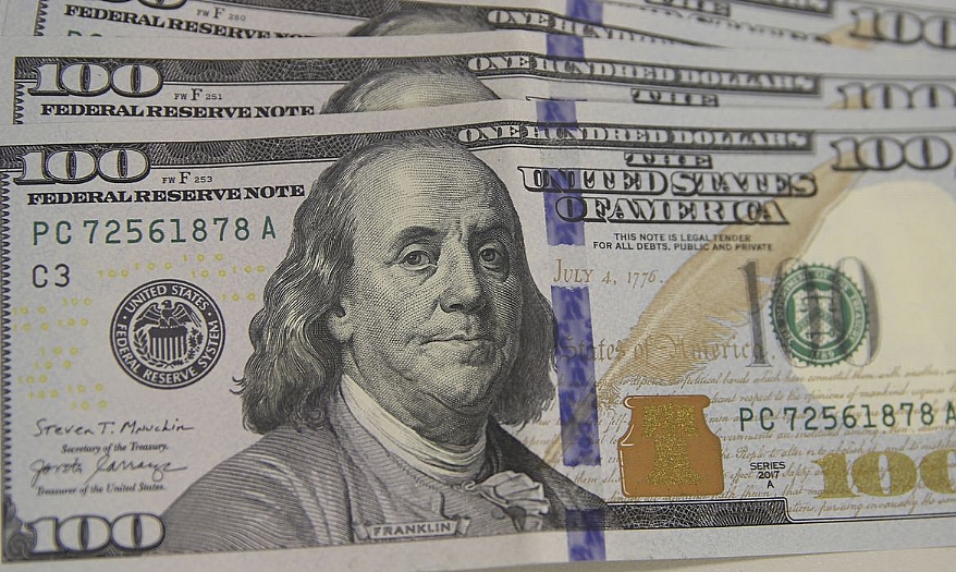 Dólar cai para R$ 5 e bolsa sobe com alívio no Oriente Médio