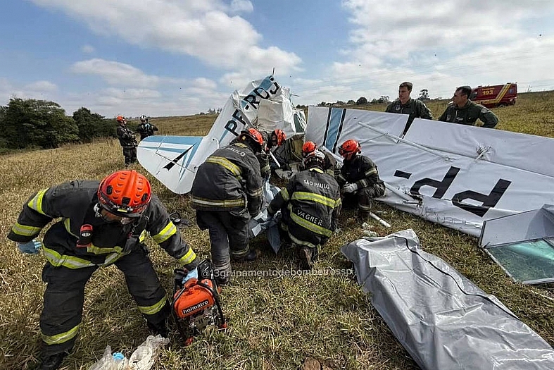 Avião de pequeno porte cai em Rio Preto