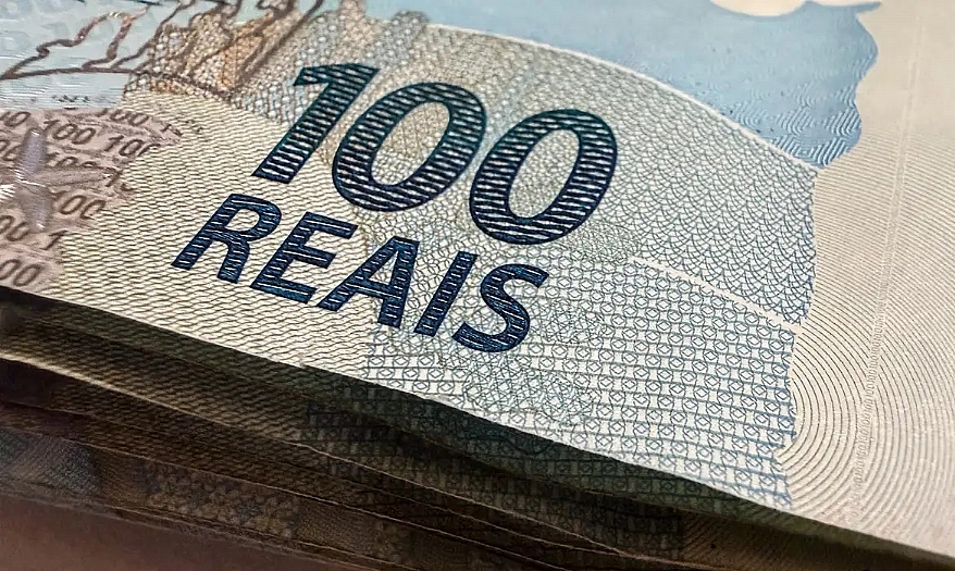 Dólar cai ao menor valor desde junho com alta do petróleo