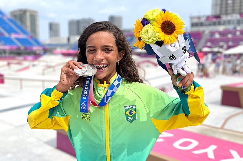 Rayssa conquista prata no Japão e se torna brasileira mais jovem a conquistar medalha olímpica
