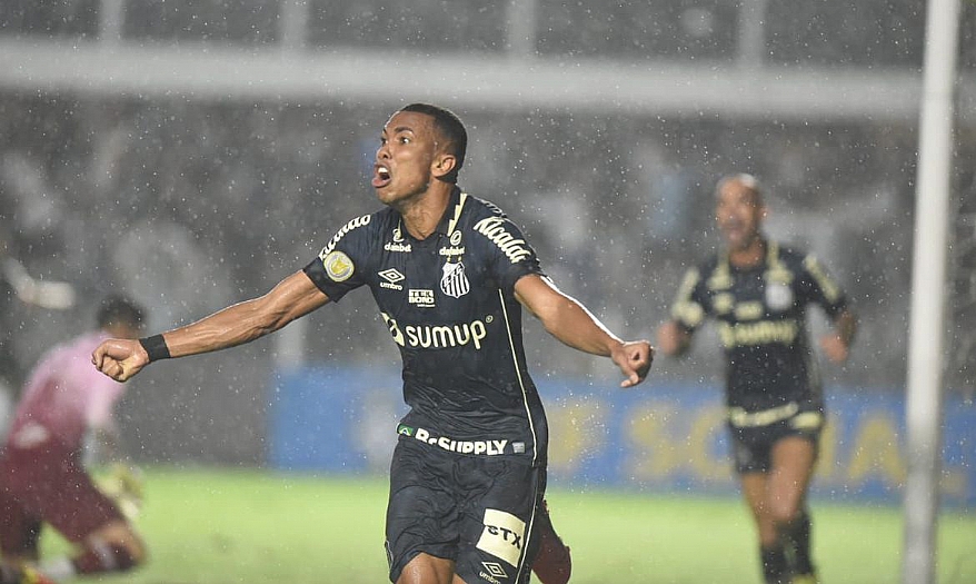 Santos vence Fluminense e sai da zona de rebaixamento do Brasileirão