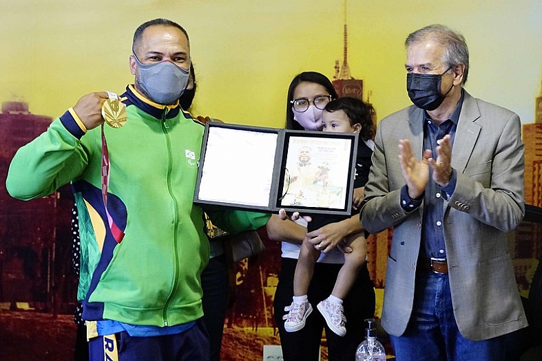 Bicampeão paralímpico no lançamento de disco, Claudiney dos Santos é homenageado em Rio Preto