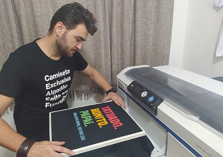 Pano Impresso traz novo modelo de produção de camisetas para a região de Rio Preto
