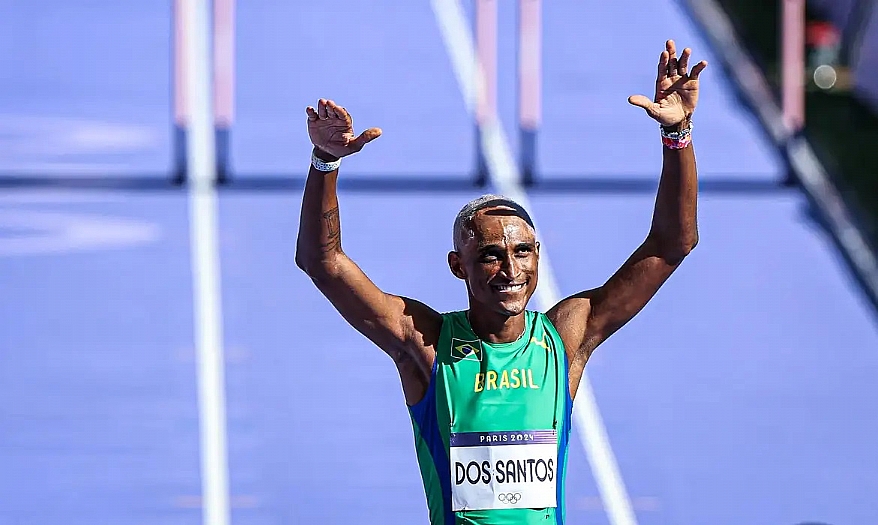 Alison dos Santos garante presença na final dos 400 m com barreiras