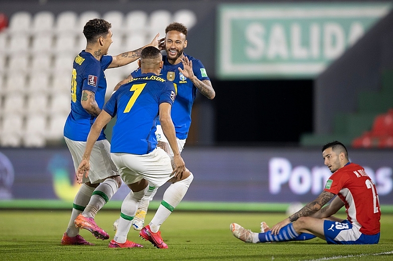 Brasil vence o Paraguai e segue líder das Eliminatórias