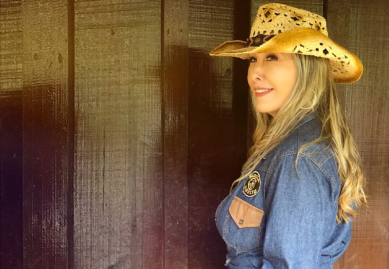 Cantora Jayne lança biografia no Riopreto Shopping