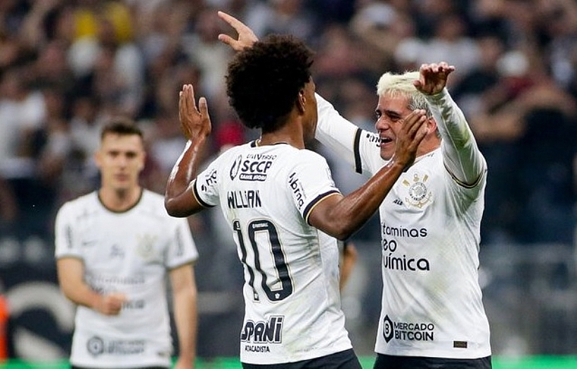 Com 1º tempo de gala, Corinthians goleia o Santos pela Copa do Brasil