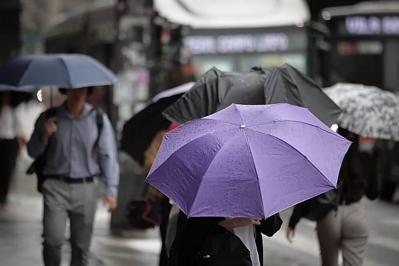 Semana começa com alerta laranja de chuvas intensas em 17 estados