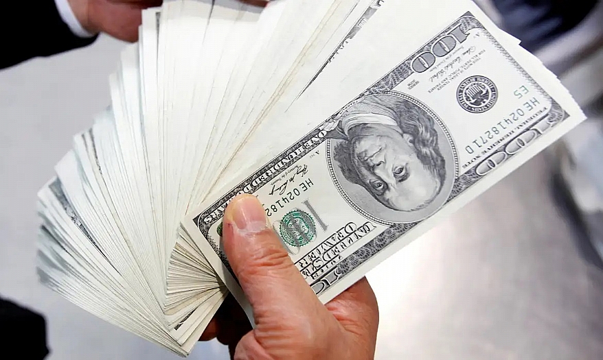 Dólar cai para R$ 5,66 após suspensão de tarifas de Trump