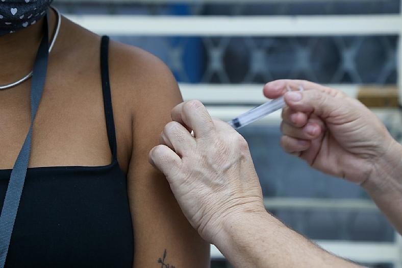 Rio Preto segue Estado e reduz intervalo para aplicação da dose de reforço contra Covid