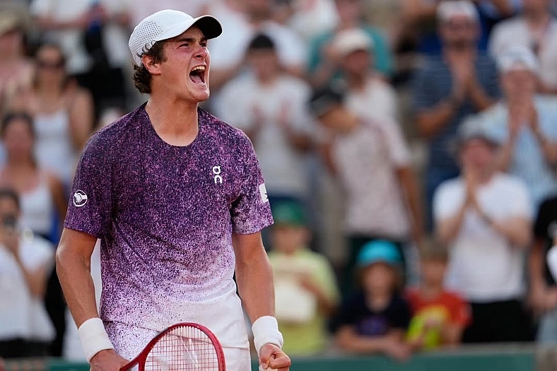 João Fonseca luta, mas dá adeus a Roland Garros após revés para Mensik