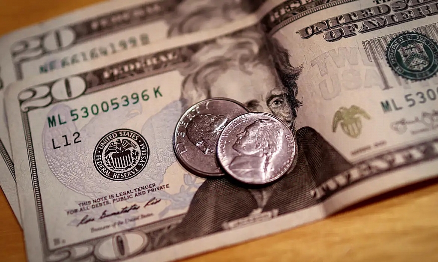 Dólar fecha abaixo de R$ 4,90 pela primeira vez em 28 meses