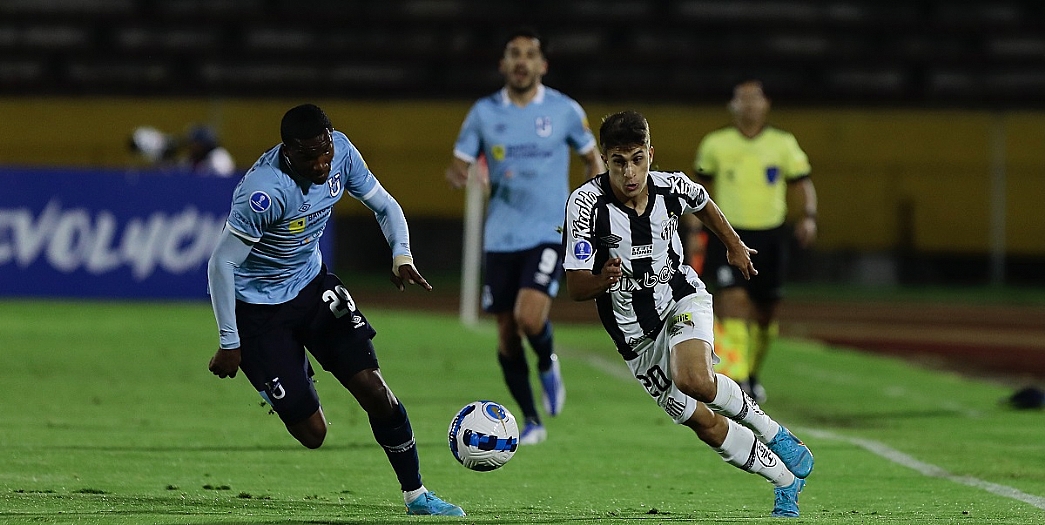 Com gol nos acréscimos, Santos vence Universidad-EQU e segue vivo