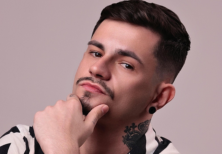 Movimento da Tropicália é reverenciado em novo espetáculo musical de Celso Carlessi